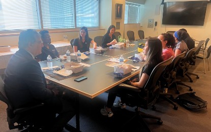 Cohlmia having lunch with a group of students to discuss the ADA’s efforts to make dental school more affordable and answer questions directly from students. (Photo credit: Bethany Probst)